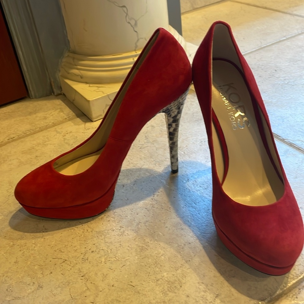 Michael Kore platform pump size 7